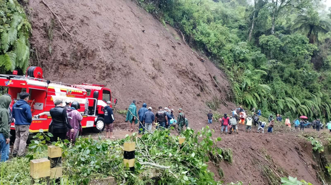 Salah satu jalur di Desa Ngadas, Poncokusumo yang tertutup total oleh material tanah lumpur. (foto : BPBD Kabupaten Malang)
