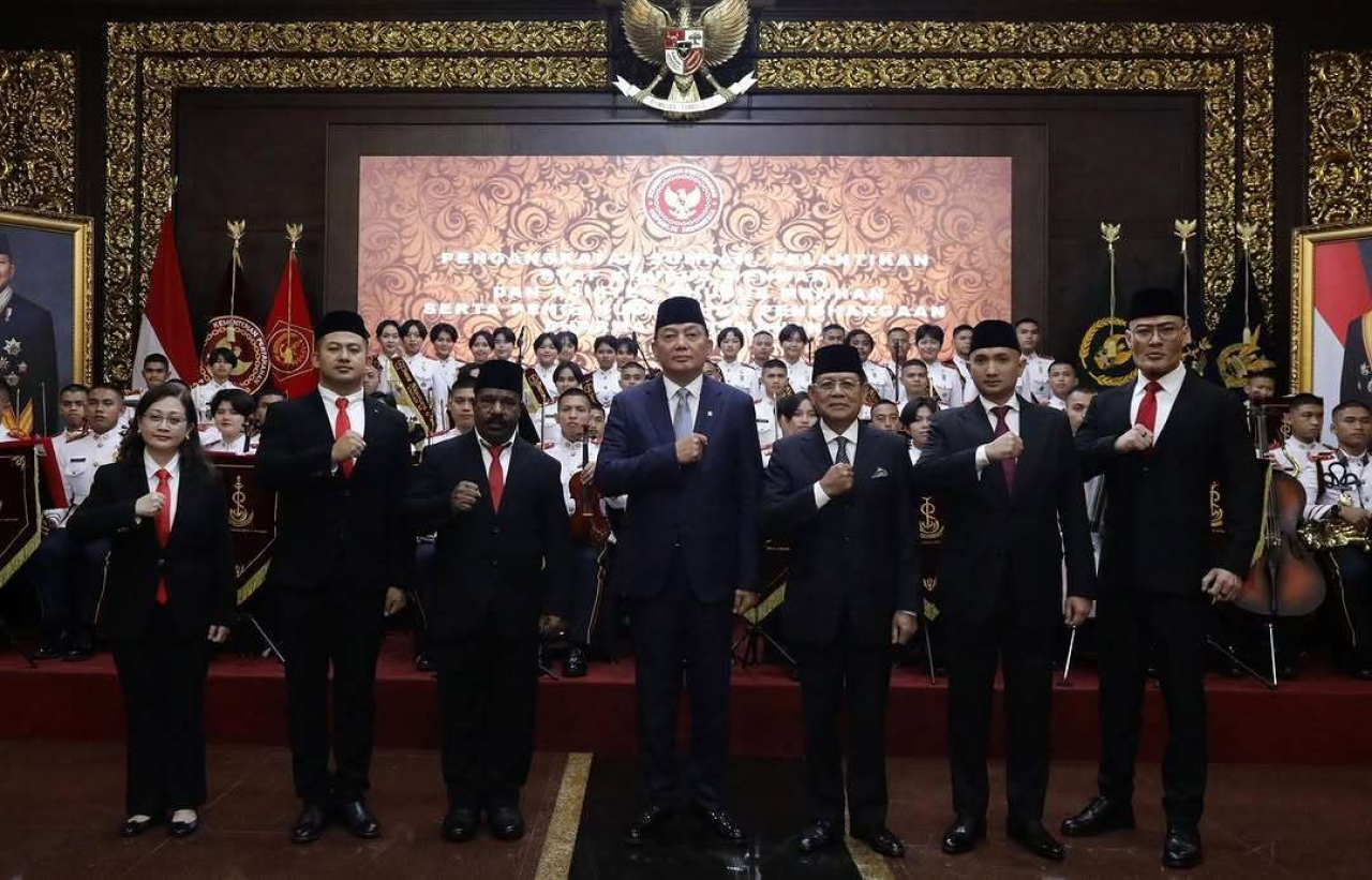 Menteri Pertahanan (Menhan) Sjafrie Sjamsoeddin berfoto bersama para Staf Khusus (Stafsus) yang baru dilantik di Kantor Kemhan, Jakarta, Selasa (11/2/2025). (Foto: Instagram Sjafrie Sjamsoeddin)