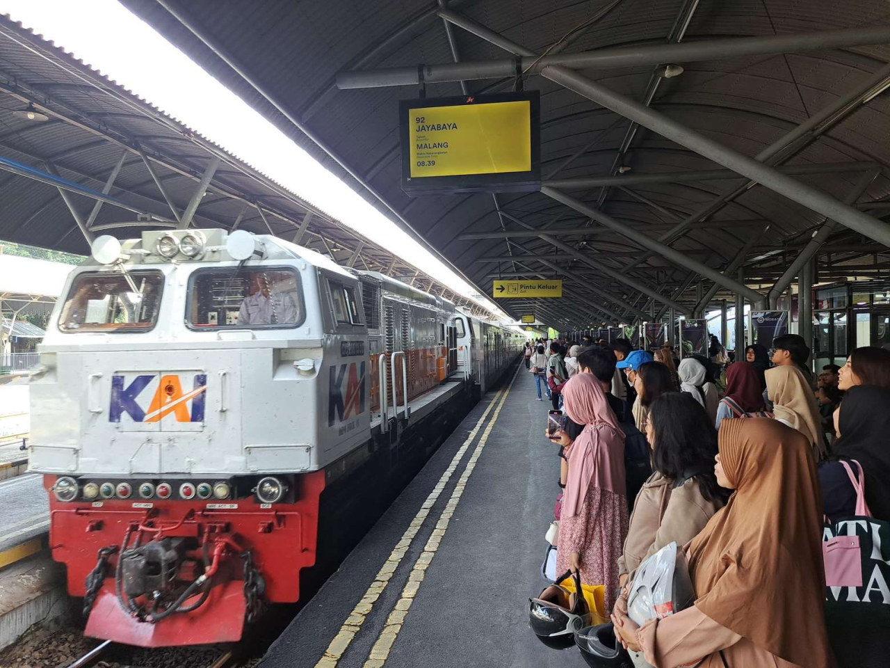 Kereta api di Stasiun Surabaya Gubeng. (Foto: Humas Daop. 8)