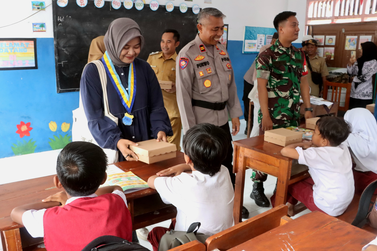 Polres Probolinggo saat melakukan kunjungan ke sekolah untuk menyukseskan program MBG bersama mahasiswa