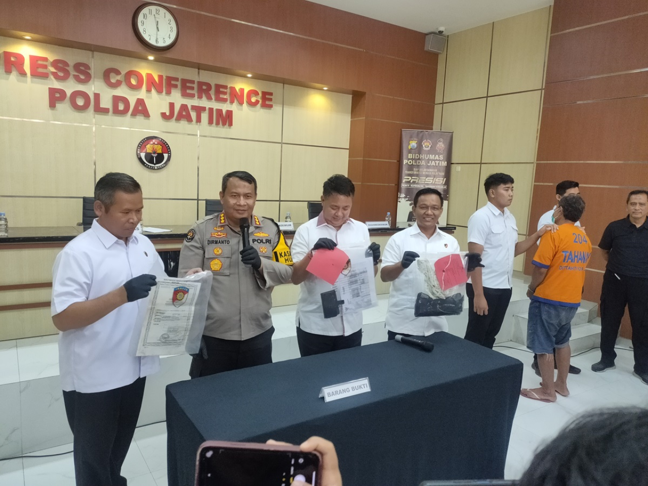 Subdit IV Renakta Ditreskrimum Polda Jatim merilis kasus pencabulan di rumah penampungan Surabaya