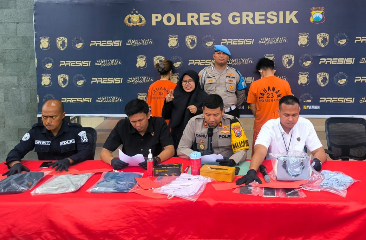 Polres Gresik sat merilis kasus pornografi dengan tersangka mantan pegawai Petrokimia Gresik