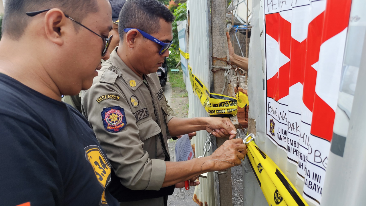 Satpol PP Kota Surabaya melakukan penyegelan terhadap delapan bangunan di wilayah Surabaya Barat