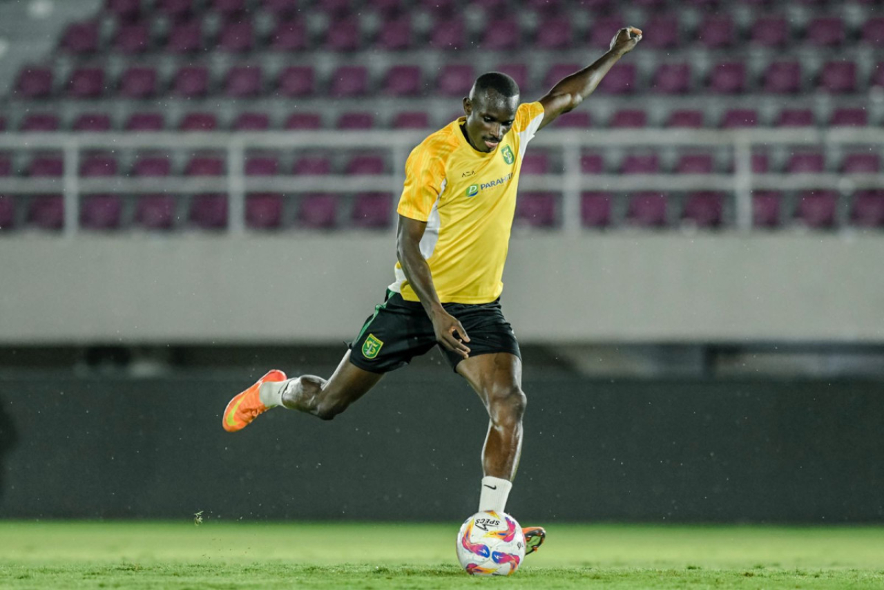 Flavio Silva menendang bola dalam sesi official training. (Foto: Persebaya.id)