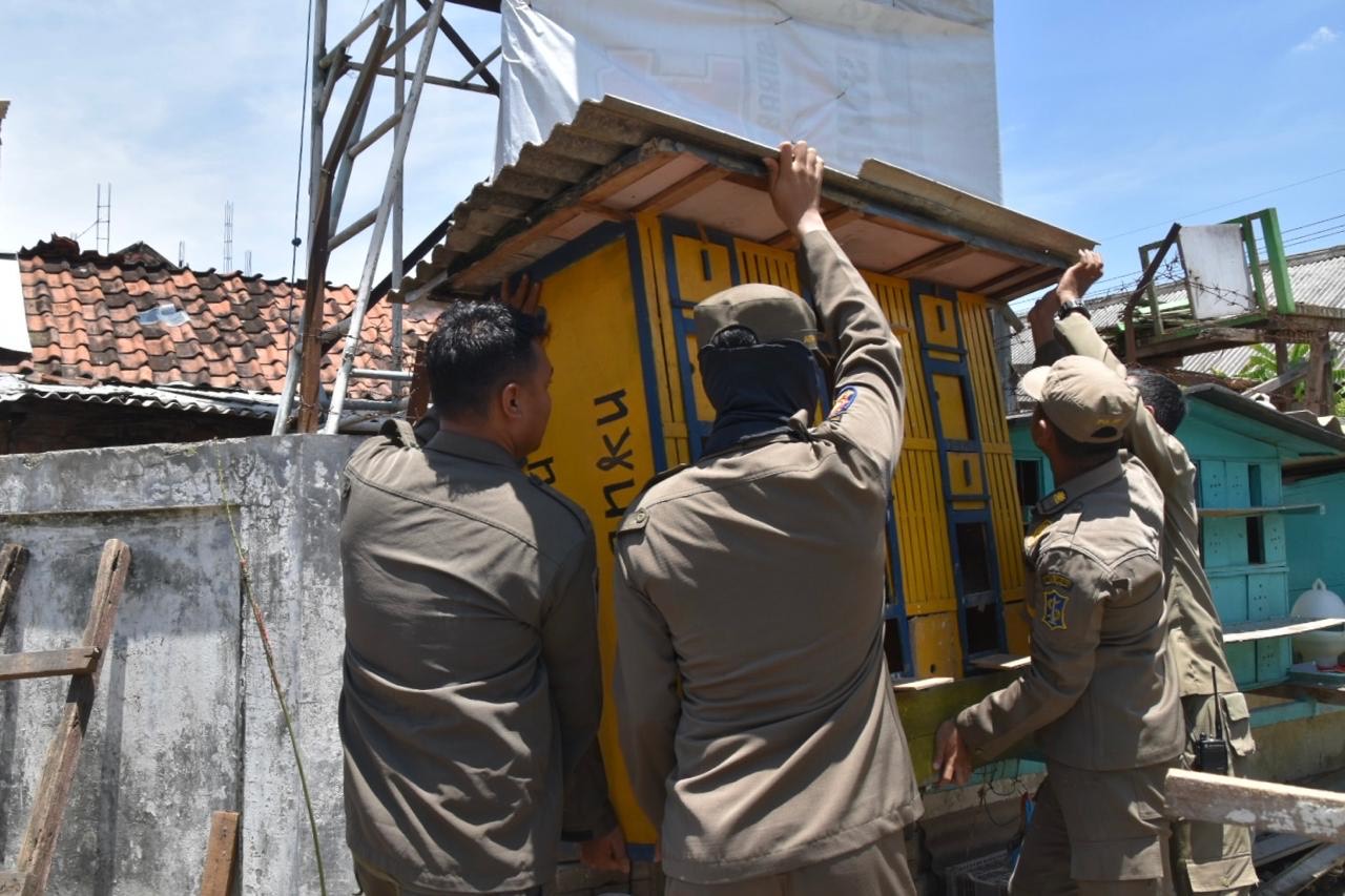 Satpol PP Surabaya menertibkan bekupon