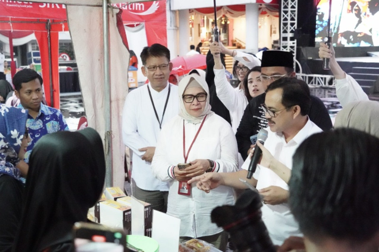 SEVP Consumer Banking Bank Jatim Hermita bersama Sekretaris Daerah Kota Surabaya M. Ikhsan saat menghadiri acara QRIS Bank Jatim Ramadan Vaganza. (Foto dok. Humas Bank Jatim)