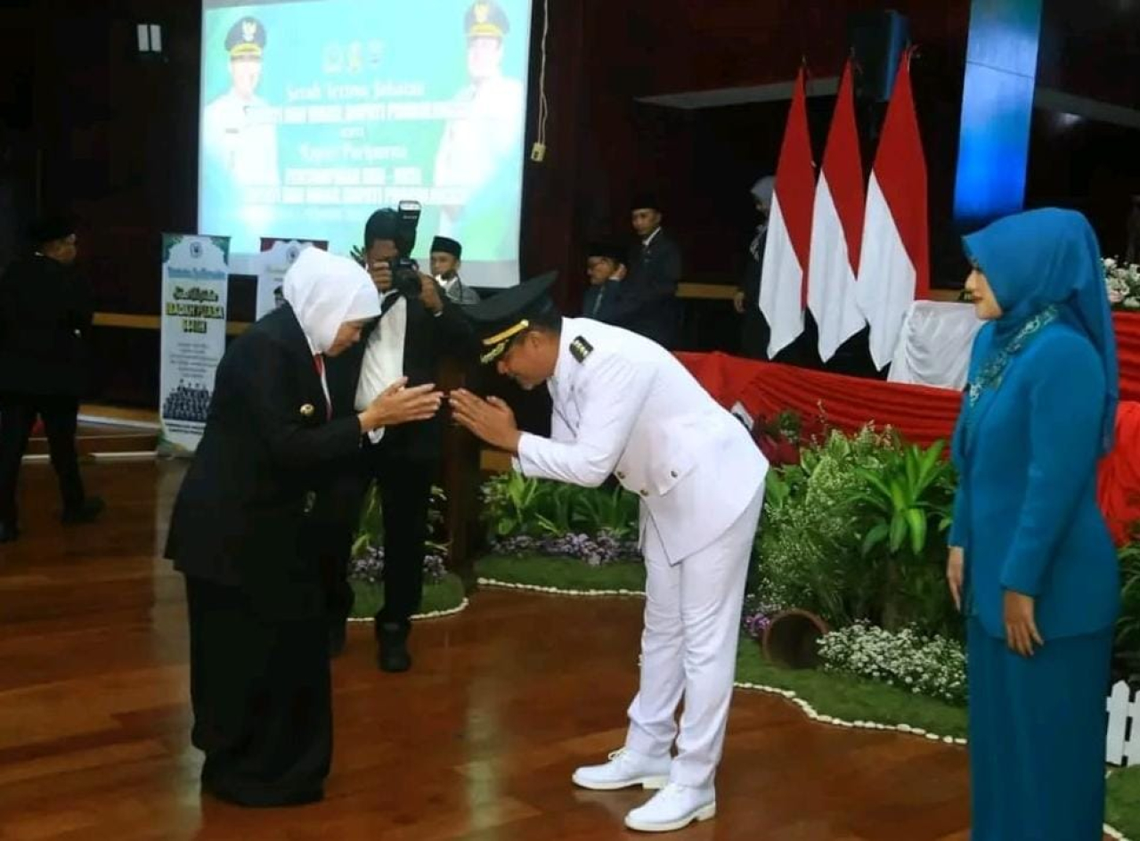 Gubernur Jatim, Khofifah Indar Parawansa saat memberi selamat kepada Bupati dan Wakil Bupati Probolinggo