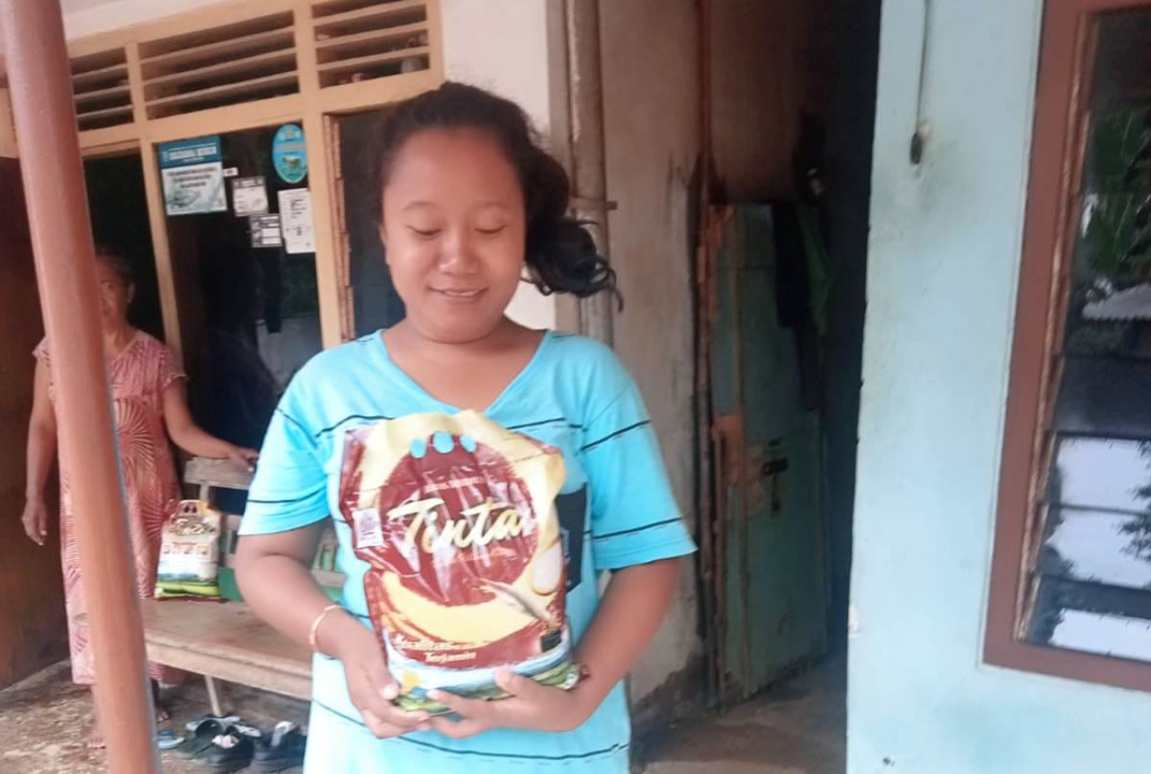 Salah satu warga di Kota Probolinggo menerima beras dari CV Graha Papan Lestari