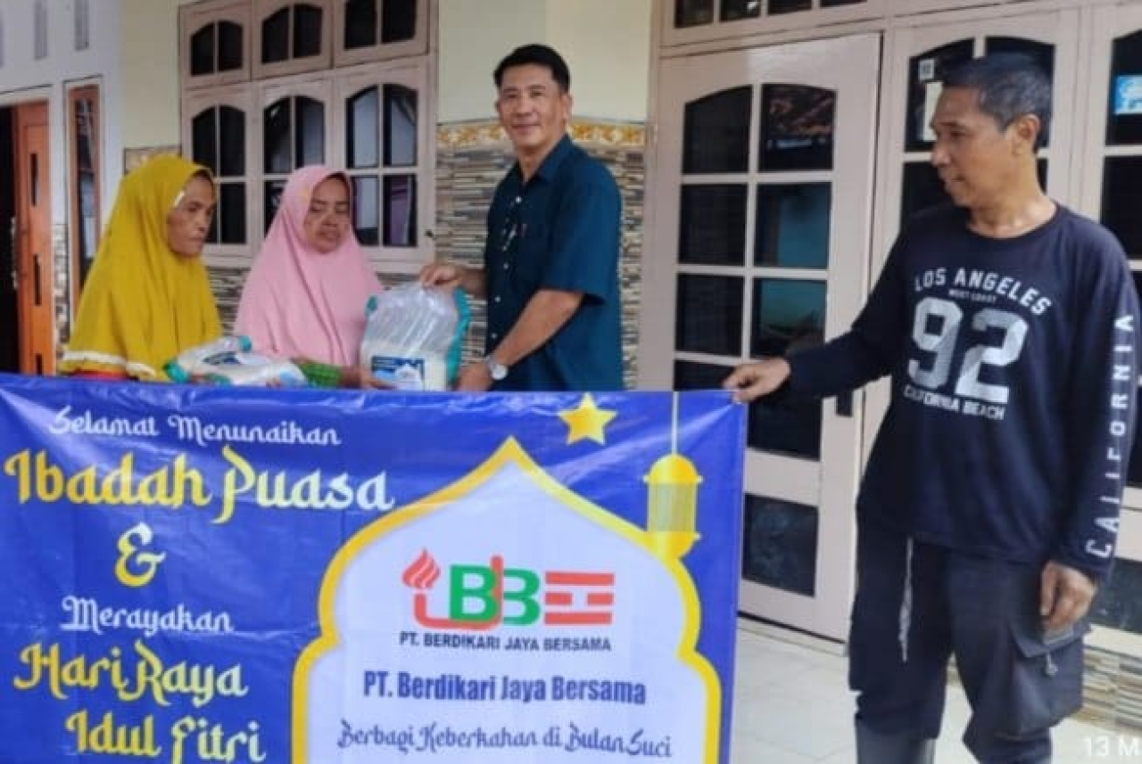Masyarakat di Kota Probolinggo sata menerima bantuan beras melalui CSR PT Berdikari Jaya Bersama, Kamis 13 Maret 2025