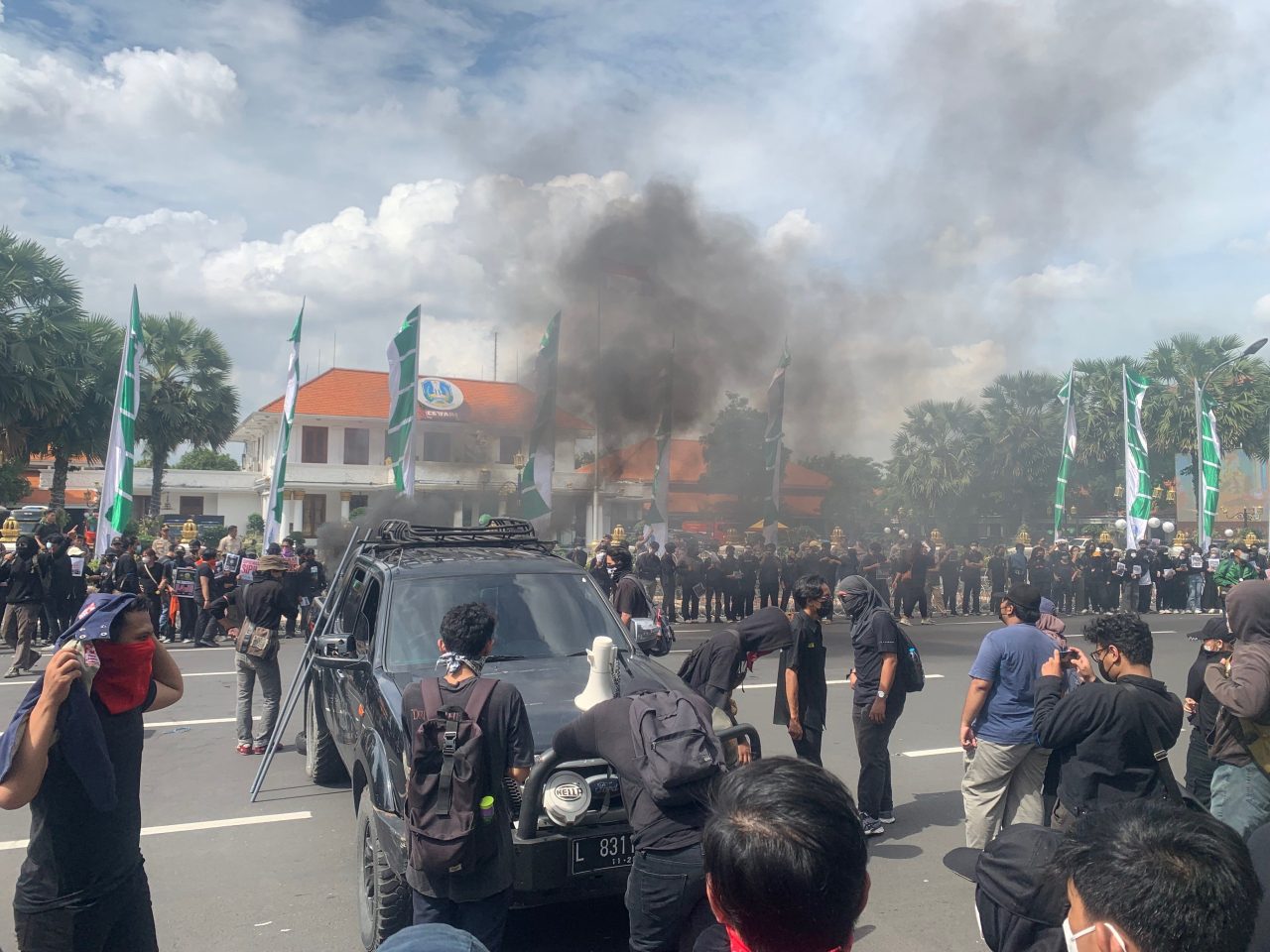 Unjuk Rasa oleh Mahasiswa di Depan Gedung Negara Grahadi, Surabaya (Foto : RRI/Fais)