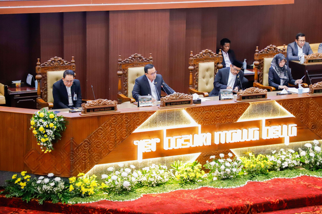 Wakil Ketua DPRD Jatim, Blegur Prijanggono memimpin rapat