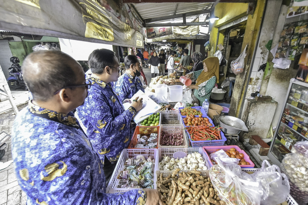 Pemkot Surabaya sidak pengawasan harga dan ketersediaan barang kebutuhan pokok dan barang penting (bapokting) di sejumlah pasar