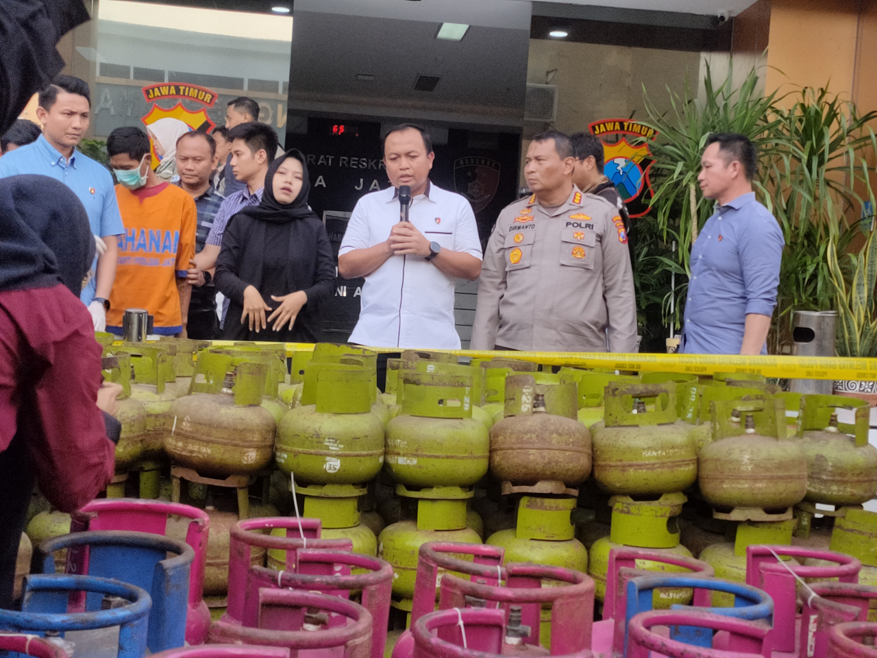 Rilis pengoplos elpiji di Mapolda Jatim