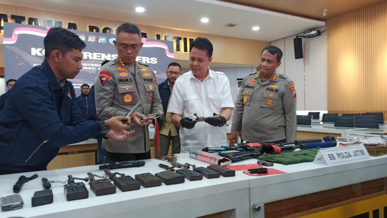 Rilis pengungkapkan jual beli senjata ilegal di Polda Jatim