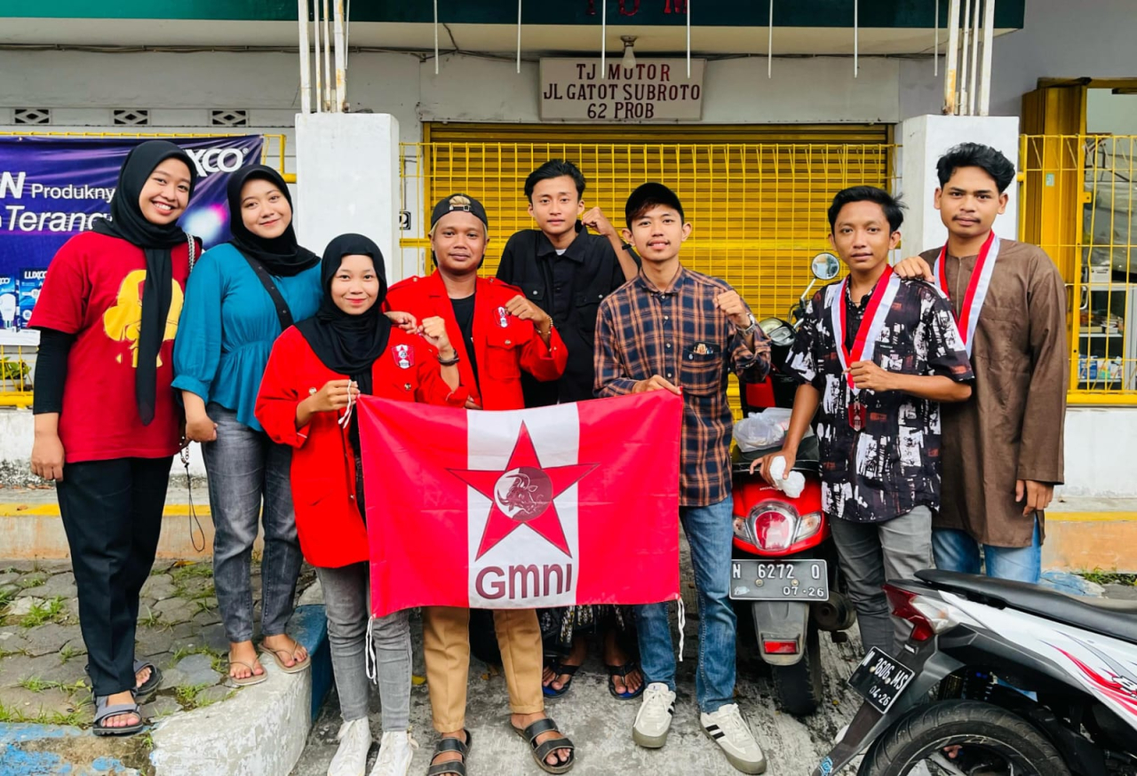 Pengurus DPK Hasyim Asy'ari GMNI Probolinggo saat berfoto bersama usai aksi bagi-bagi takjil pada Rabu (26/03/2025)