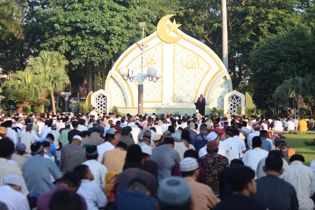 Shalat id di Taman Surya Surabaya