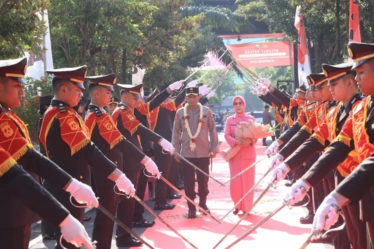 Kapolda Jatim Irjen Pol Nanang Avianto didampingi istrinya disambut dengan tradisi pedang pora di halaman Mapolda Jatim, Rabu (19/3/2025). (Foto: Istimewa)