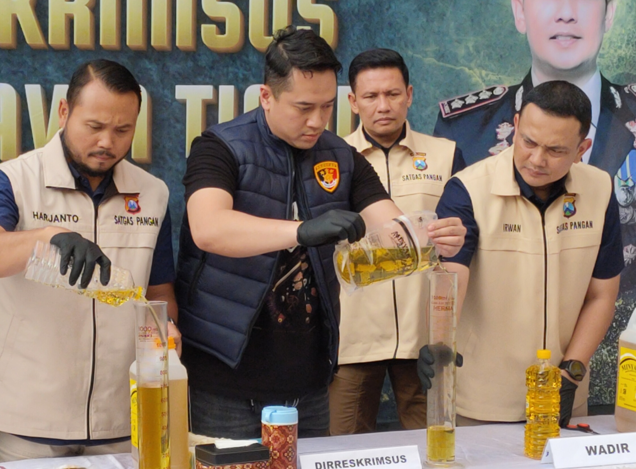 Ditreskrimsus Polda Jatim Subdit Indagsi membongkar kasus dugaan pemalsuan minyak goreng 'Minyakita'