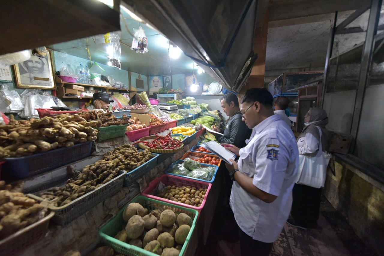 Tim gabungan dari Pemkot Surabaya dan kepolisian melakukan pemantauan di pasar tradisional
