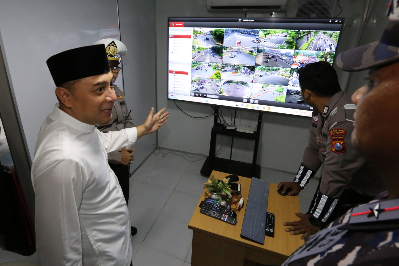 Wali Kota Surabaya Eri Cahyadi meninjau pos pengamanan Idul Fitri