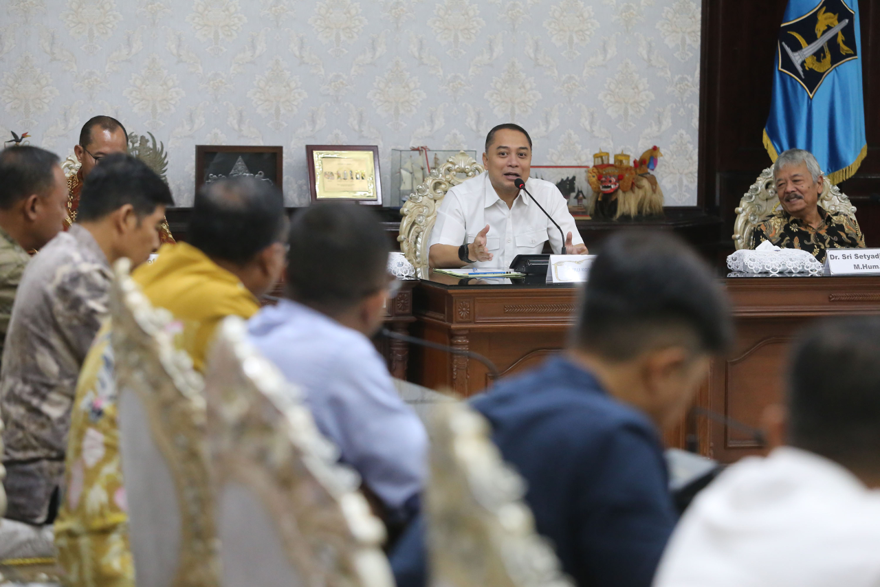Wali Kota Surabaya Eri Cahyadi memberikan pengarahan