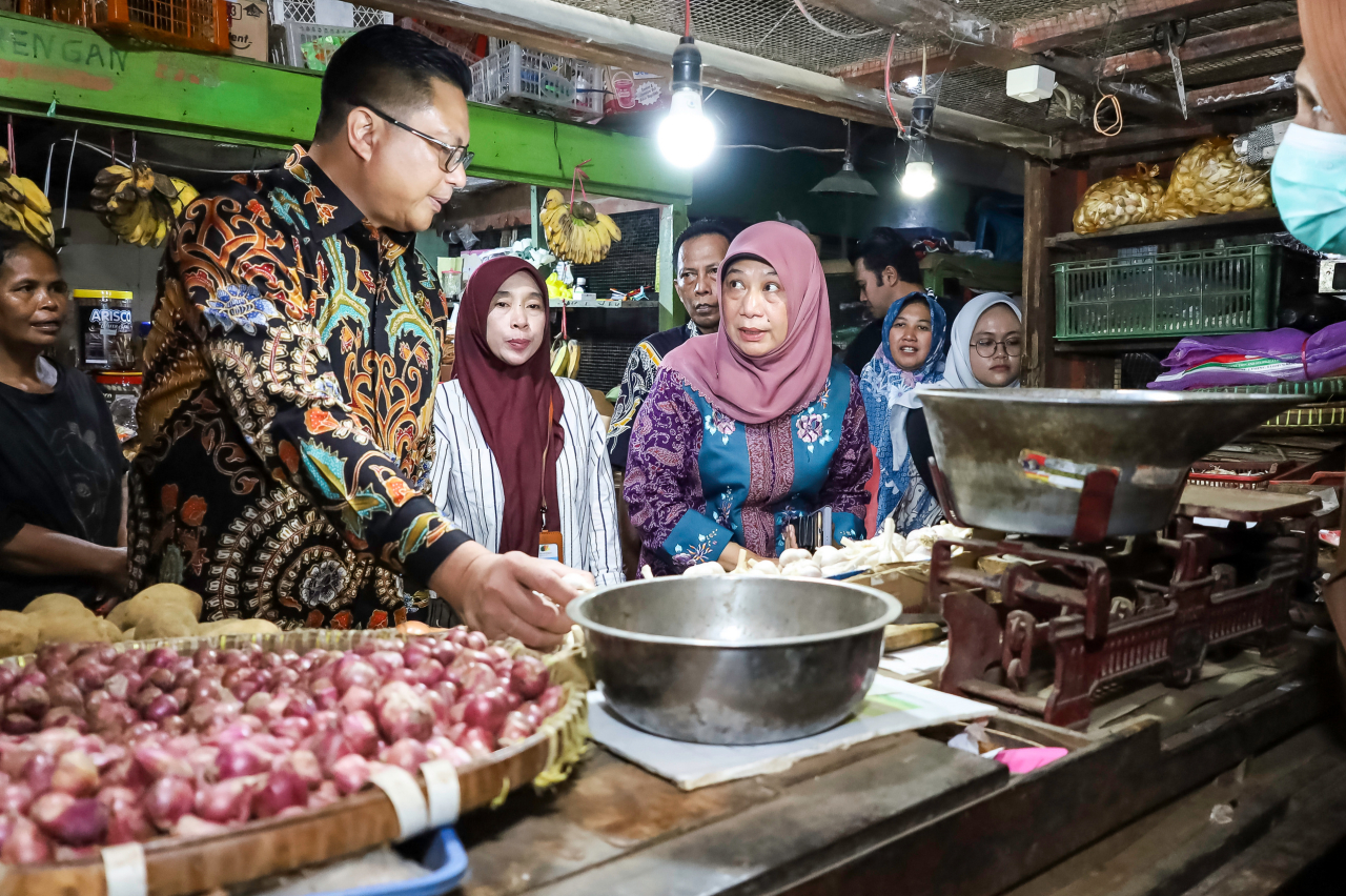 NFA bersama Pemkot Surabaya dan Satgas Pangan Polri memantau keamanan pangan di Pasar Genteng Baru