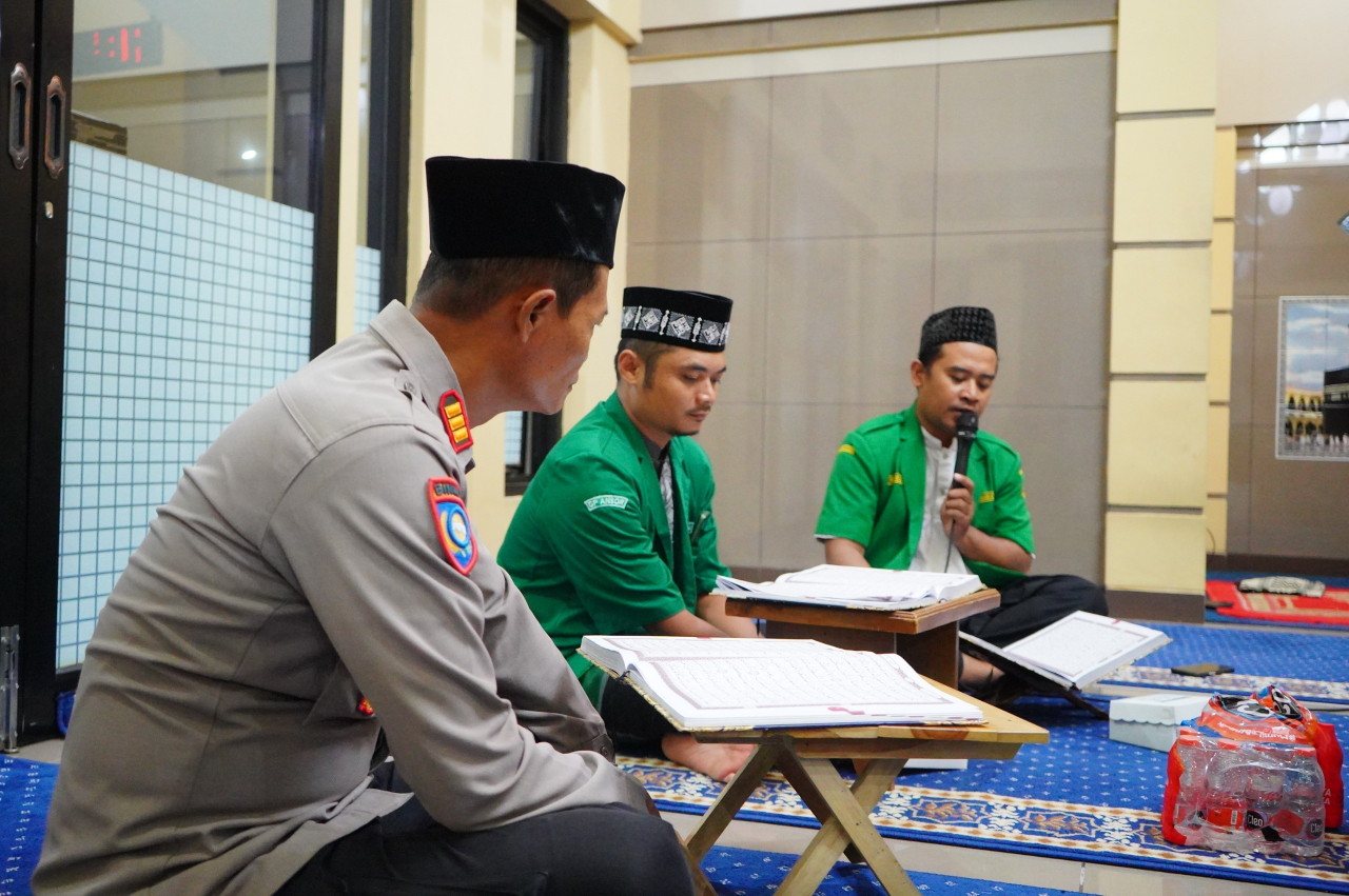 Selama bulan Ramadhan, Polres Probolinggo Kota melibatkan GP Ansor setempat menggelar tadarus Al Qur'an