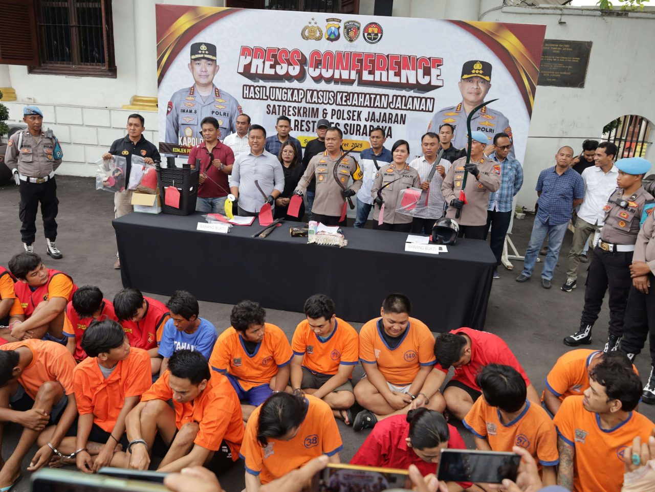 Polrestabes Surabaya merilis 17 kasus kejahatan jalanan. (foto: RRI/Benny)