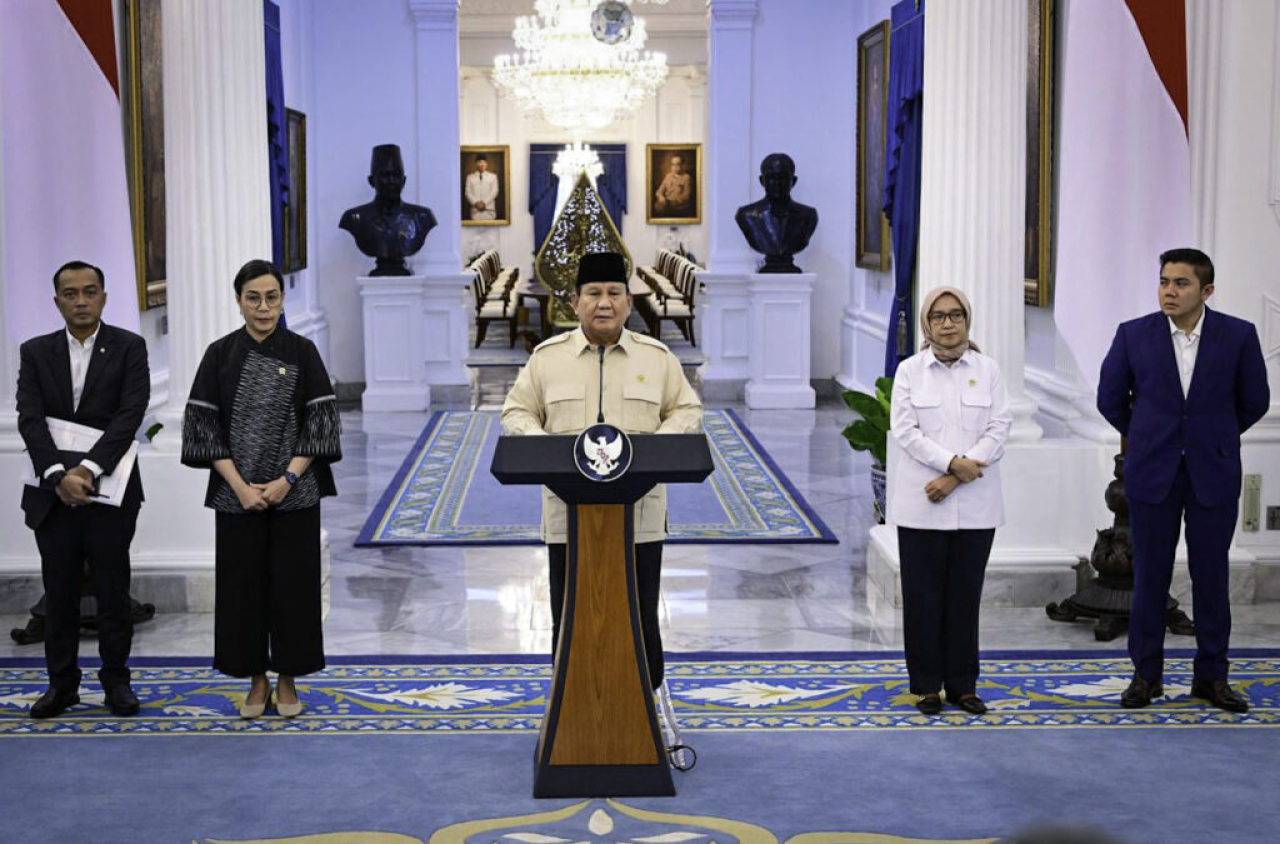 Presiden Prabowo Subianto menyampaikan keterangan pers terkait kebijakan pemberian THR dan Gaji ke-13 bagi Aparatur Negara, termasuk ASN, PPPK, Hakim, prajurit TNI-Polri, serta para pensiunan di Istana Merdeka, Jakarta, pada Selasa, 11 Maret 2025. (Foto: 