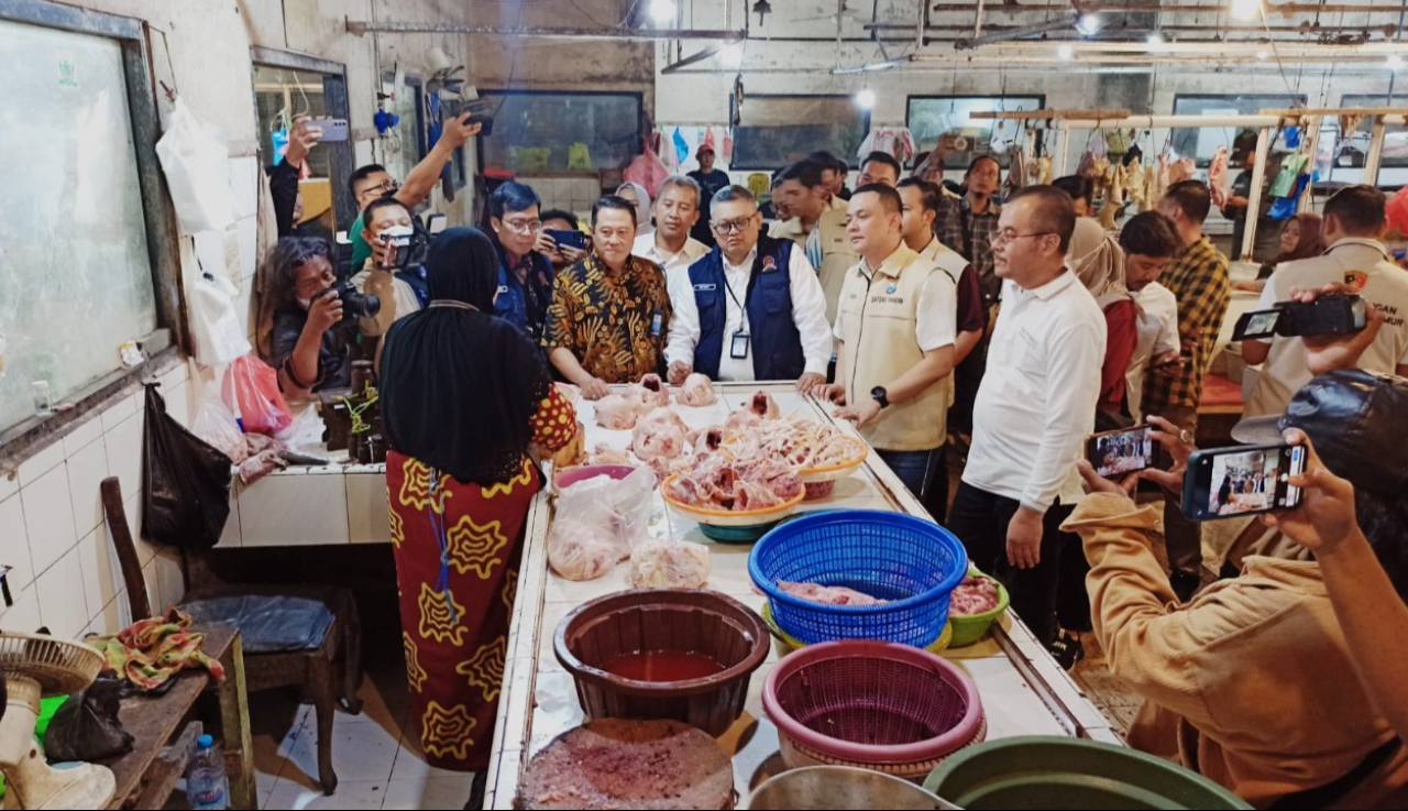 Anggota Ditreskrimsus Polda Jatim menggelar operasi pasar di Pasar Tambahrejo Surabaya pada Sabtu (1/3/2025). (Foto: Istimewa)