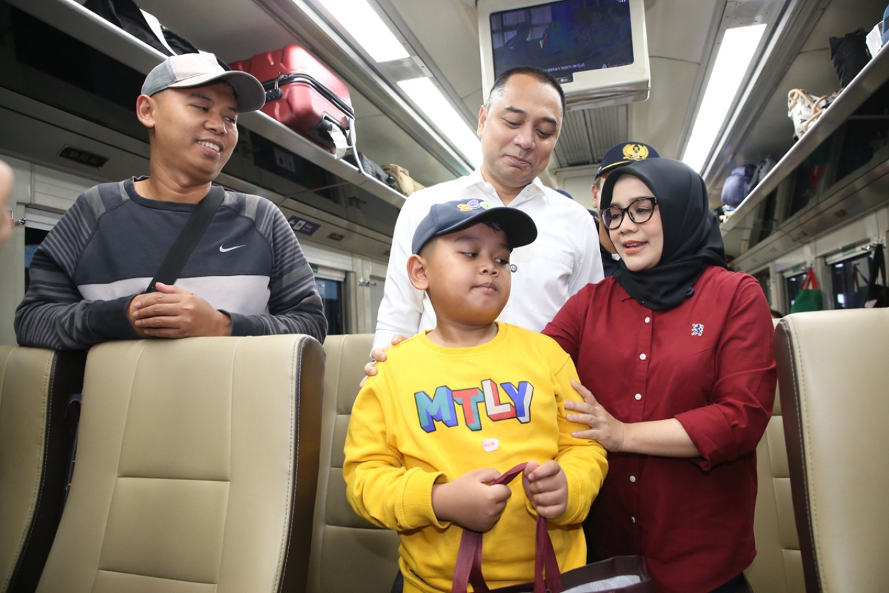 Wali Kota Eri Cahyadi saat meninjau arus mudk di Stasiun Gubeng