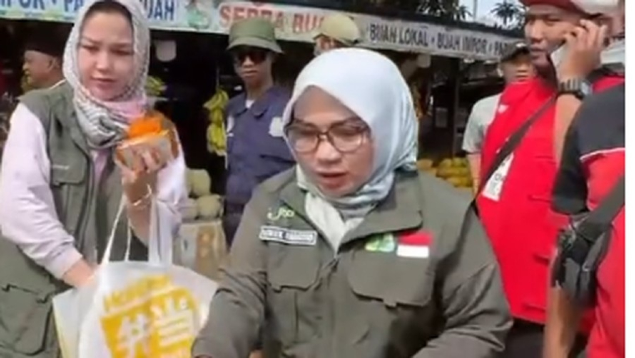 Wiwiek Hargono, Istri Wali Kota Bekasi viral usai menginap ke hotel saat warga mengungsi di tenda pengungsian. (Foto: Instagram / Wiwiek Hargono)