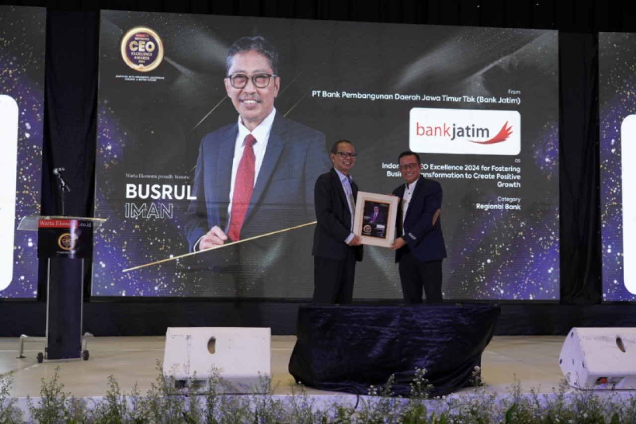 Direktur Utama Bank Jatim Busrul Iman saat menerima penghargaan dari Warta Ekonomi. Penghargaan tersebut diterima oleh Corporate Secretary bank jatim Wioga Adhiarma Aji. (Dok. Humas Bank Jatim)