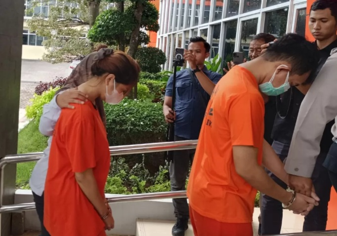Terdakwa Ichlas Budhi Pratama eks Pegawai Petrokimia Gresik dan Selebgram Viska Dhea Ramadhani