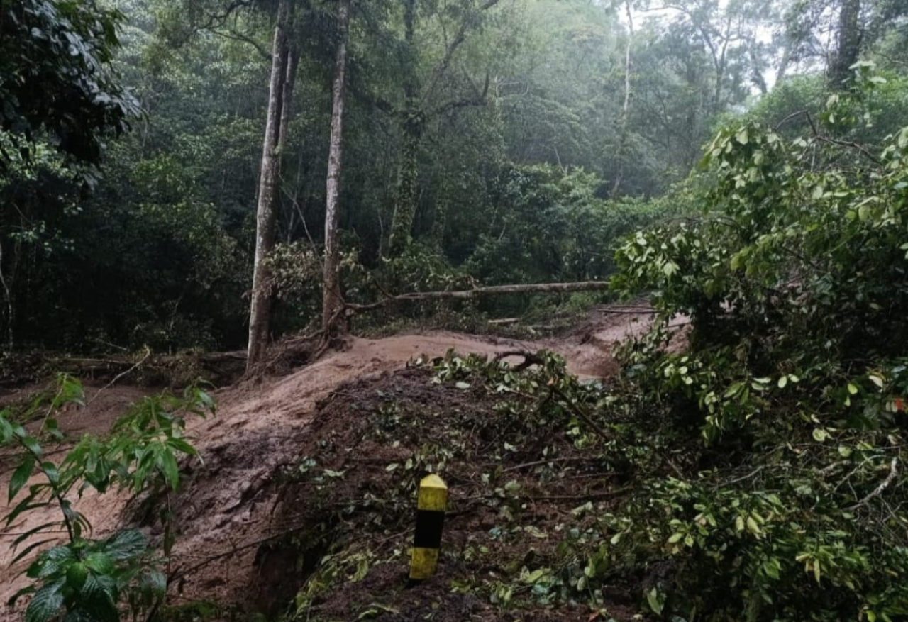 Kondisi longsor di jalur Pacet dan Cangar