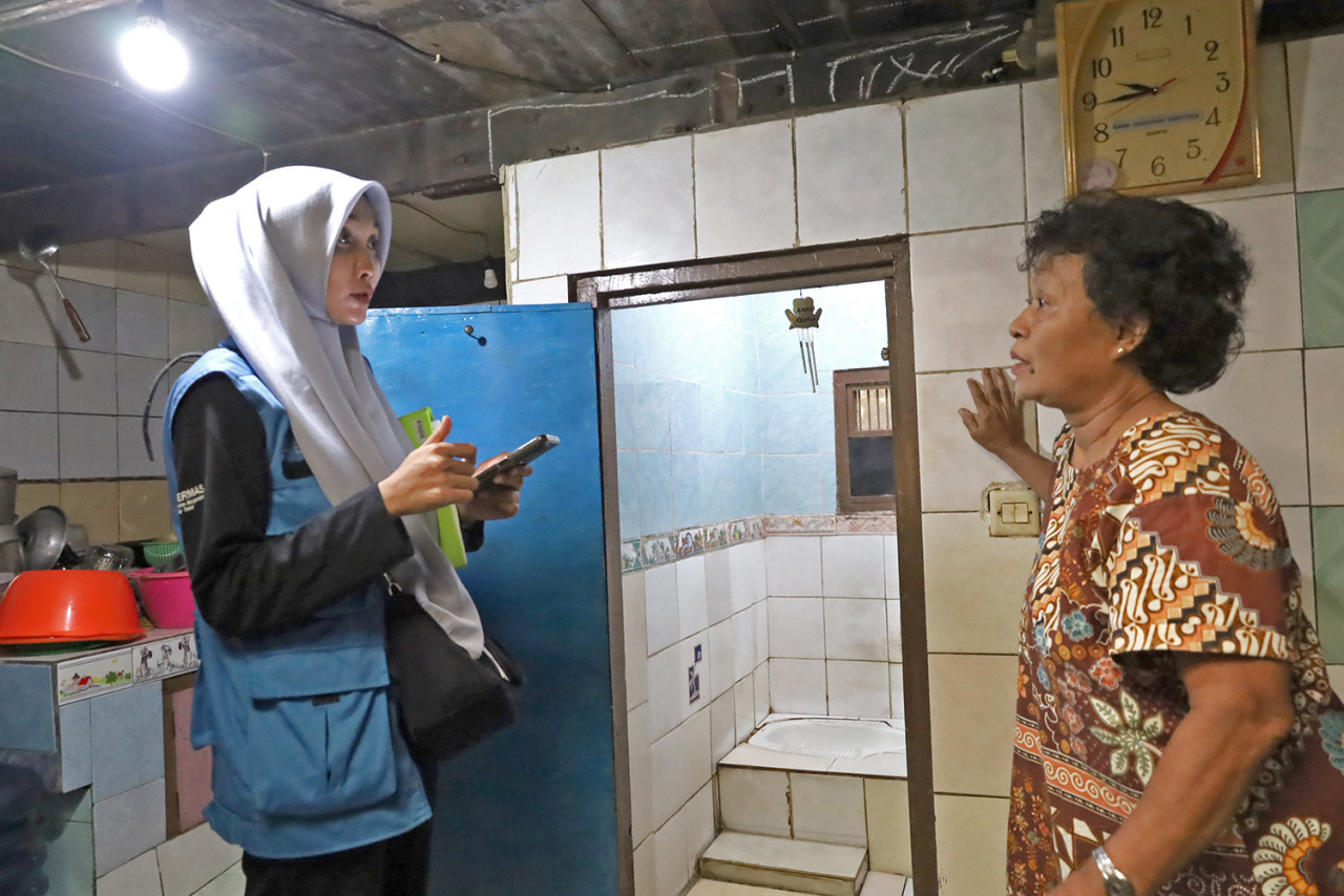 Tim Verifikator Dinas Kesehatan (Dinkes) Jawa Timur (Jatim) dan UNICEF melakukan verifikasi lapangan Sanitasi Total Berbasis Masyarakat (STBM)