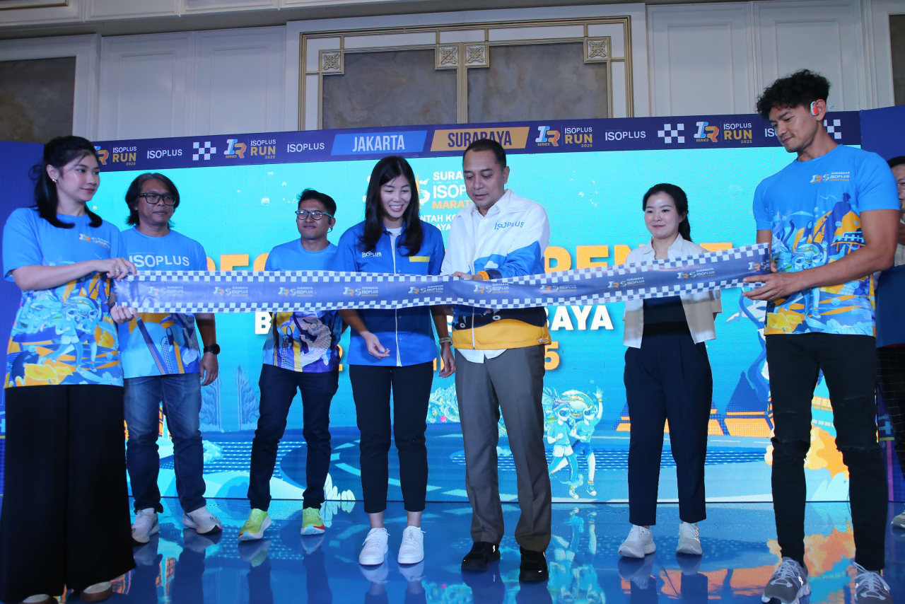 Wali Kota Surabaya Eri Cahyadi di Lobi Balai Kota Surabaya
