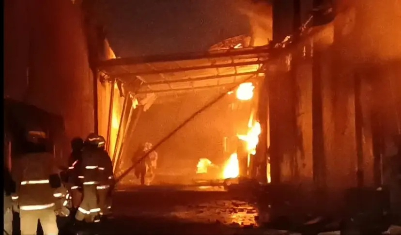 Petugas Damkar berupaya memadamkan api di gudang pabrik sandal Ardiles di Tanjungsari Surabaya. (Foto: IST)