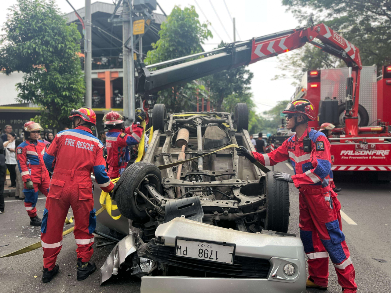 Tim rescue BPBD langsung melakukan evakuasi kecelakaan di Jalan Kusuma Bangsa, Surabaya (foto: Call 112)