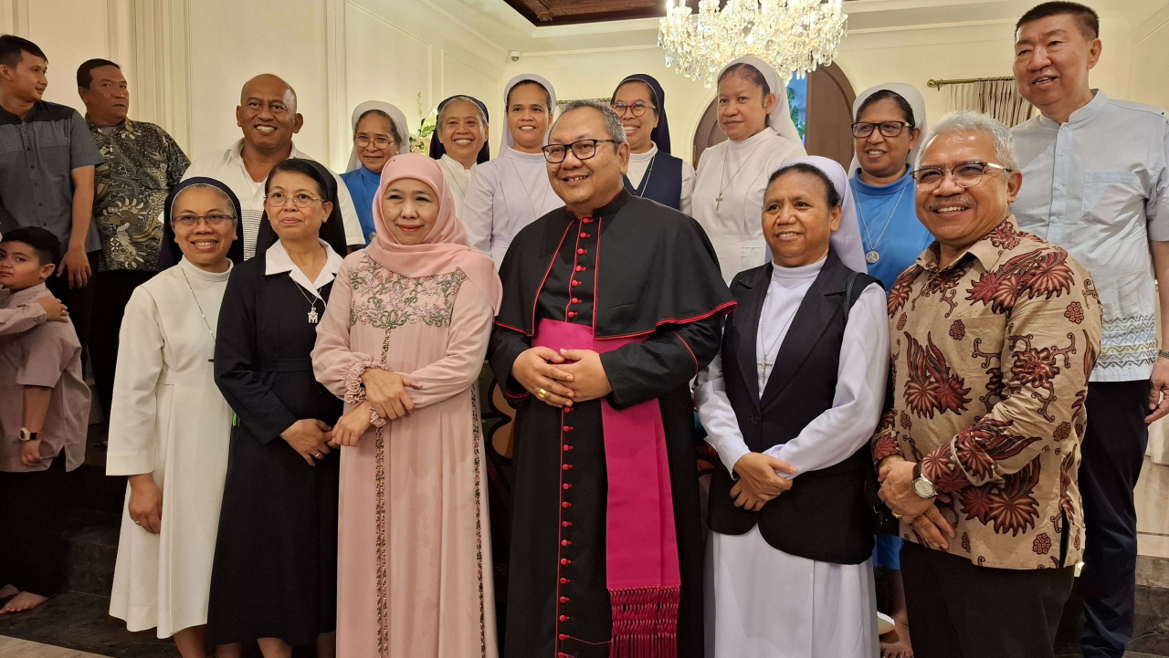 Gubernur Khofifah Indar Parawansa bersama Uskup Surabaya di kediaman Jalan Jemursari Surabaya.