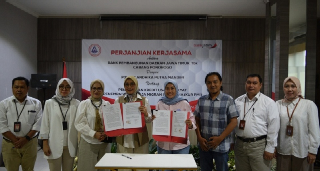 Bank Jatim Cabang Ponorogo melakukan penandatanganan perjanjian kerja sama (PKS) dengan P3MI PT Andhika Putra Mandiri tentang penyaluran KUR penempatan PMI. Foto dok. Humas Bank Jatim