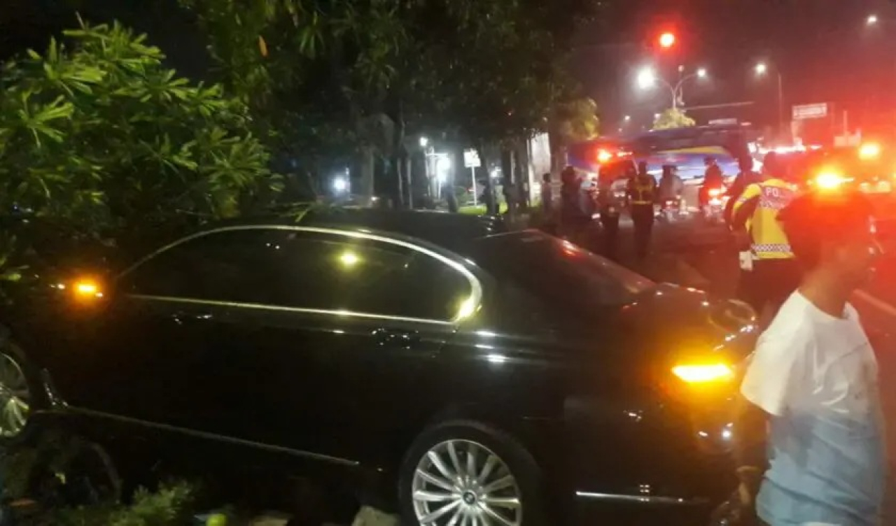 Mobil BMW P 0805 INI terjun dari ketinggian 10 meter Tol Kria-Gresik