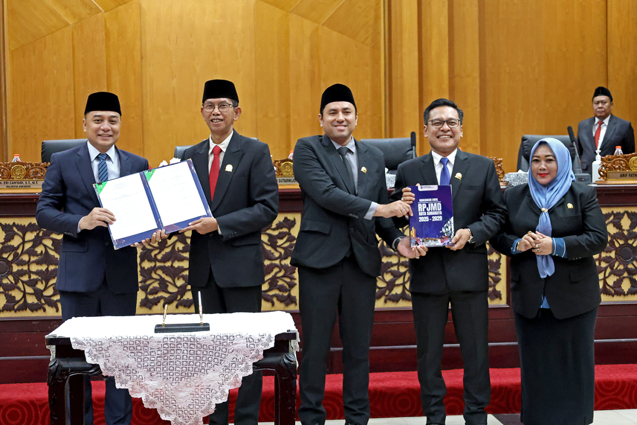 Penandatanganan dokumen Ranwal RPJMD dalam rapat paripurna di Gedung DPRD Surabaya pada Rabu (9/4/2025).