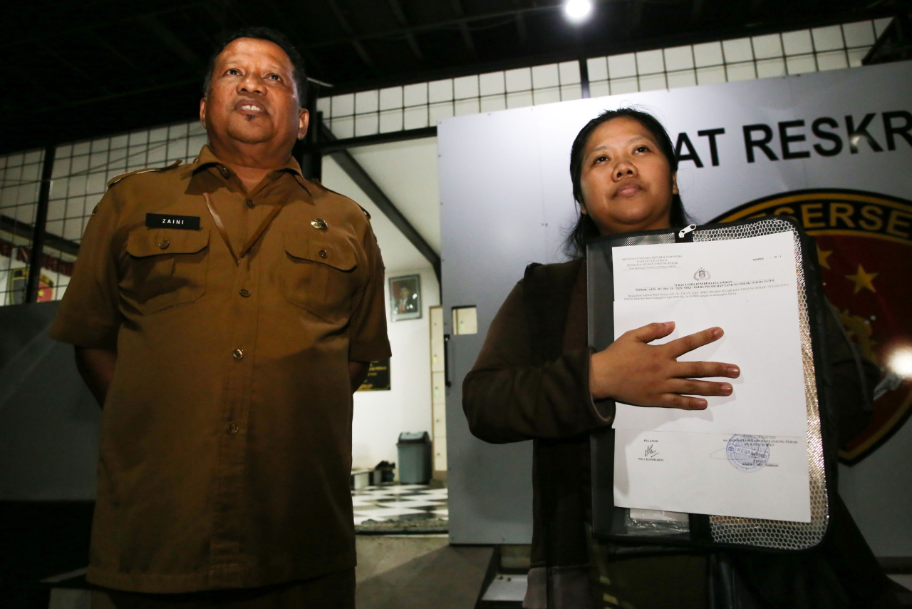 Nila Handiarti melaporkan dugaan penahanan ijazahnya ke Polres Pelabuhan Tanjung Perak Surabaya
