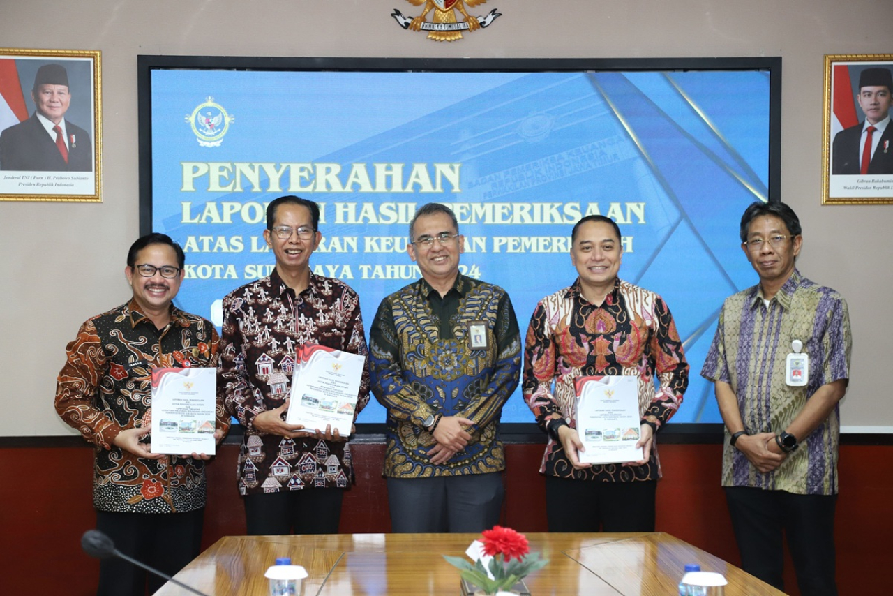 Wali Kota Surabaya Eri Cahyadi bersama pejabat BPK