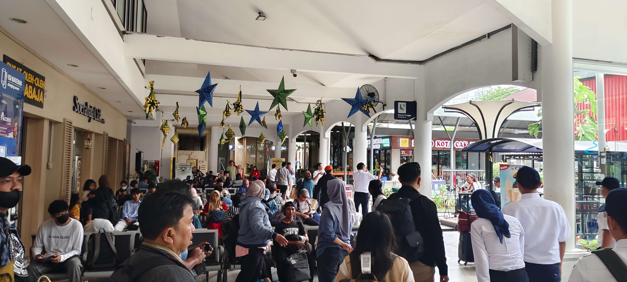 Penumpang kereta api dari Stasiun KA Surabaya
