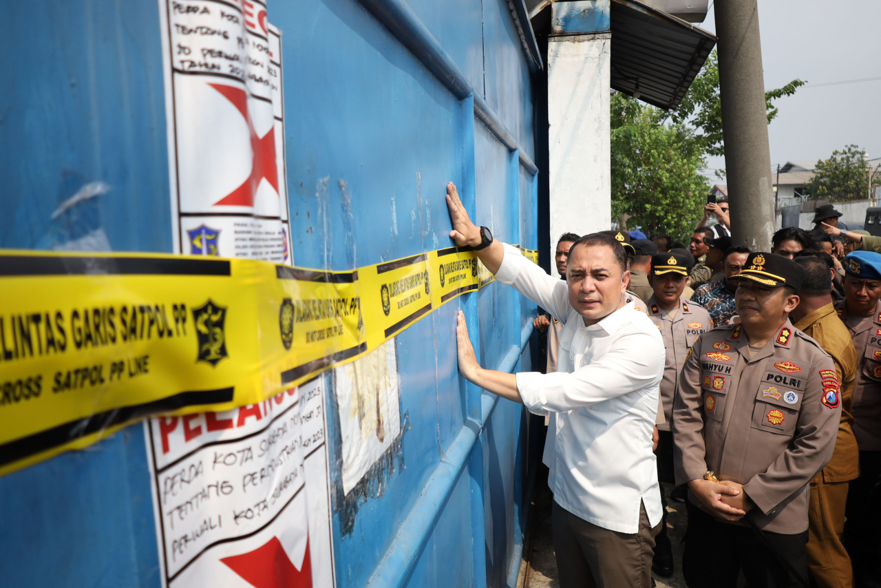 Wali Kota Surabaya Eri Cahyadi ikut melakukan penyegelan gudang CV Sentosa Seal