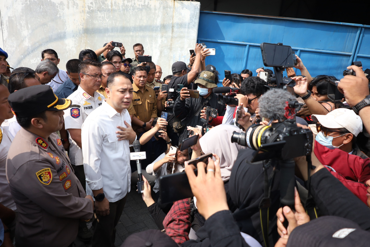 Wali Kota Surabaya Eri Cahyadi di lokasi penyegelan gudang CV Sentosa Seal