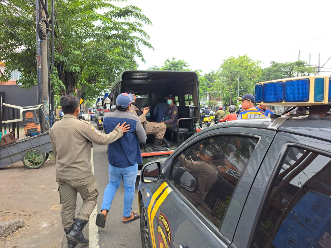 Dishub Surabaya menindak jukir liar yang biasa mangkal di area toko modern