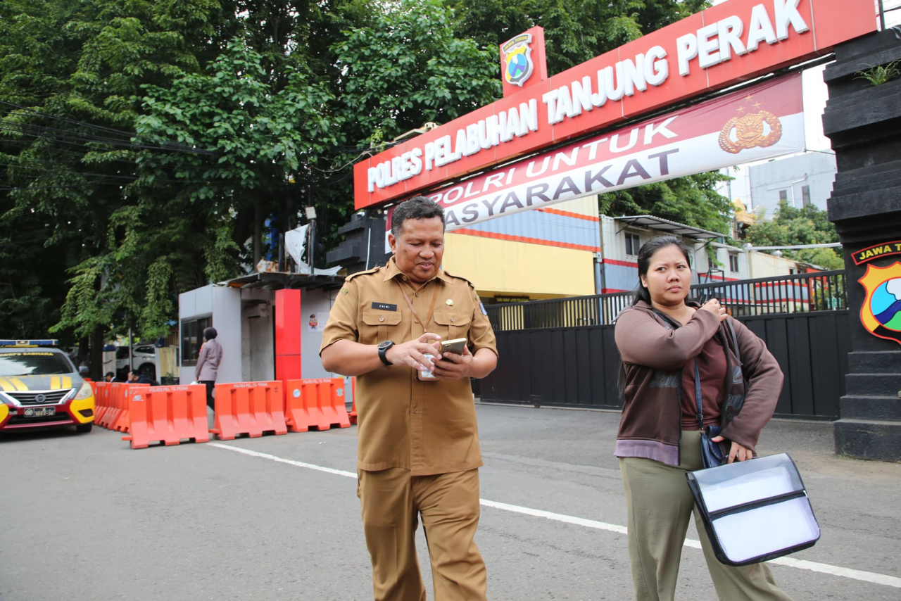 Kepala Dinas Perindustrian dan Tenaga Kerja (Disperinaker) Kota Surabaya Achmad Zaini mendampingi korban dugaan penahanan ijazah